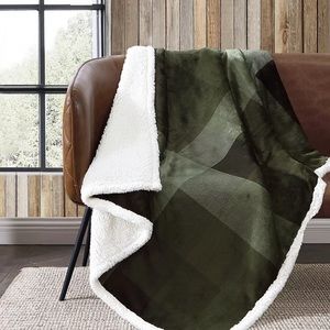 Eddie Bauer green pine plaid 50 x 60 blanket throw new
